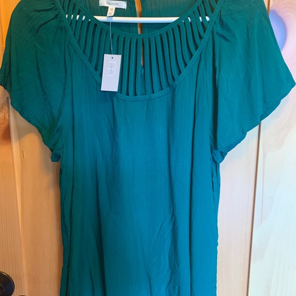 NEW! Maurices Lattice Neck Short Sleeve Green Top - Picture 2 of 6